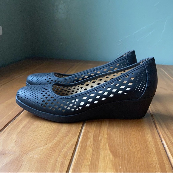 Naturalizer 7M Black Wedge Pumps with Cut-outs - Picture 2 of 9